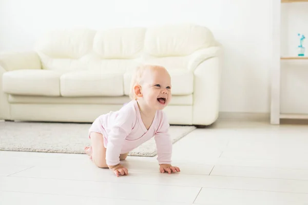 Schattige Baby Meisje Leren Kruipen Witte Zonnige Kamer — Stockfoto