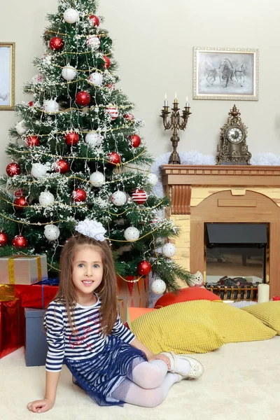 クリスマス ツリーの小さな女の子 — ストック写真