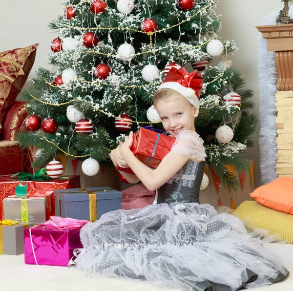 Petite Fille Assise Près Sapin Noël Avec Gros Cadeau — Photo