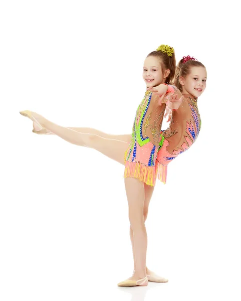 Dwie Dziewczyny Gimnastyczka Siedzi Podziały — Zdjęcie stockowe