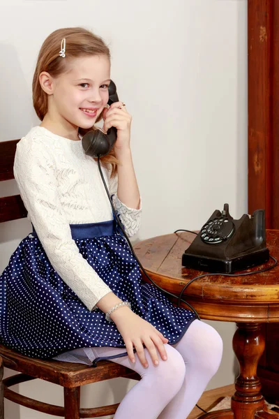 Eski Telefonda Konuşurken Kız — Stok fotoğraf