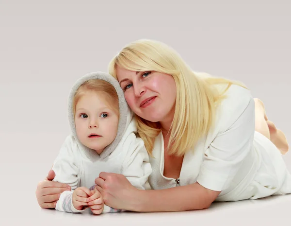Mother Little Daughter Hugging — Stock Photo, Image