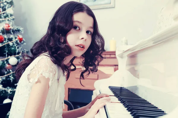 Bella Ragazza Con Vestito Bianco Seduta Pianoforte — Foto Stock