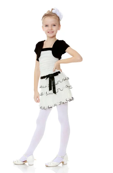 Schönes Kleines Mädchen Einem Weißen Kurzen Kleid Mit Schwarzem Gürtel — Stockfoto
