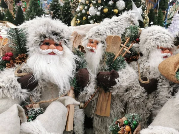 Многие Игрушки Санта Клауса Полке Супермаркета Продажи Рождественскую Коллекцию Магазине — стоковое фото