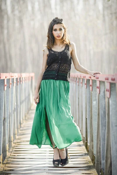Mulher Vestindo Vestido Longo Uma Ponte Rural — Fotografia de Stock