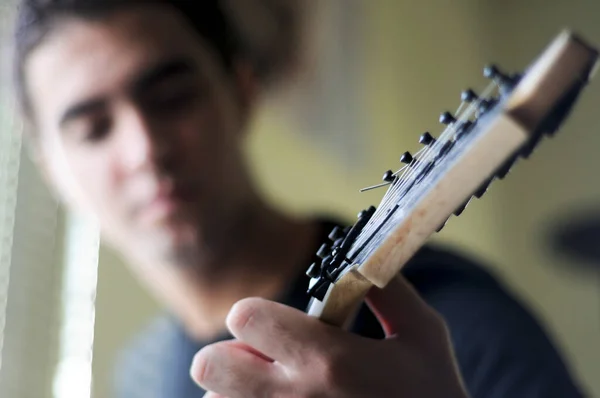 Rockstar Tocando Solo Guitarra — Fotografia de Stock