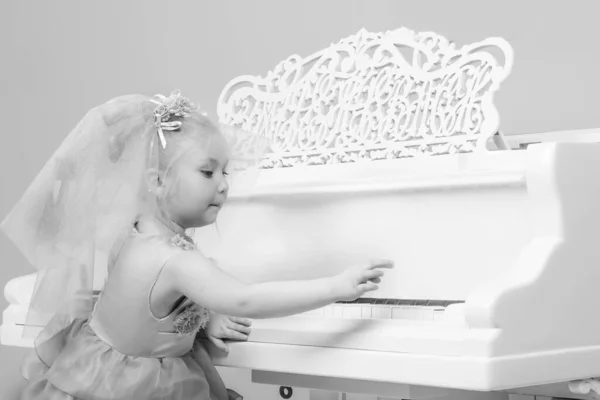 Dívka Hraje Bílý Klavír — Stock fotografie