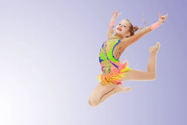 Dziewczynka Gimnastyczka Wykonuje Skok — Zdjęcie stockowe