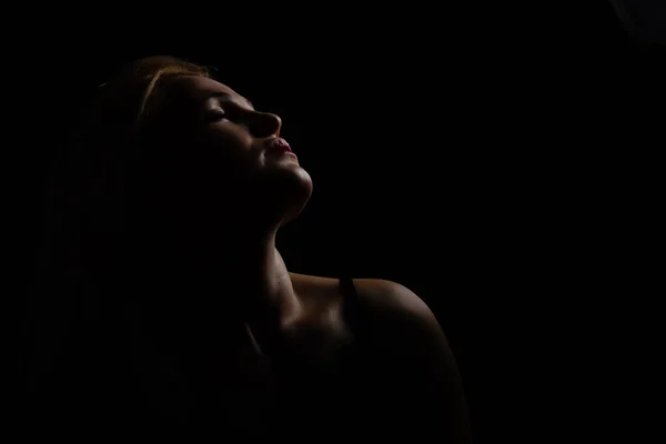 매력적인 초상화 어두운 아가씨 스튜디오에 — 스톡 사진