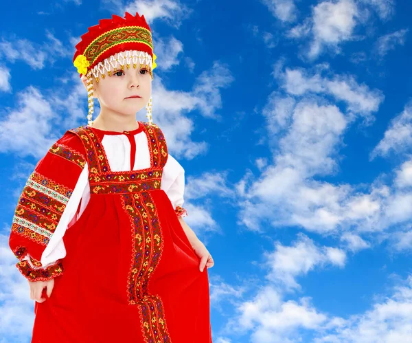 身着俄罗斯民族服装的女孩 — 图库照片