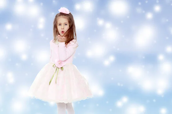 Pembe Elbiseli Zarif Küçük Kız — Stok fotoğraf