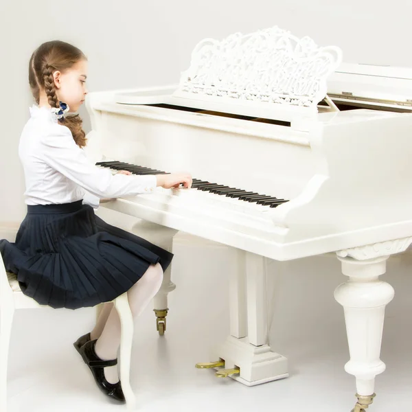 Una Chica Una Escuela Música Toca Piano — Foto de Stock