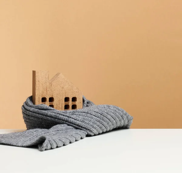 Drewniany Miniaturowy Dom Zawinięty Szary Dziany Szalik Koncepcja Izolacji Budynków — Zdjęcie stockowe
