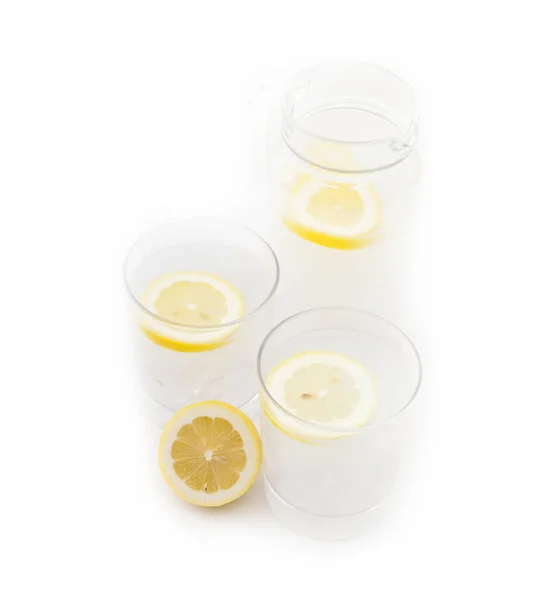白い背景に隔離された新鮮なレモネードの飲み物 — ストック写真