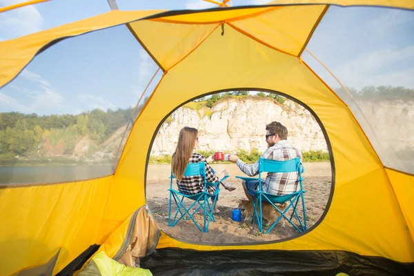 観光と自然の概念 黄色のテントのそばに座ってかわいいカップル — ストック写真