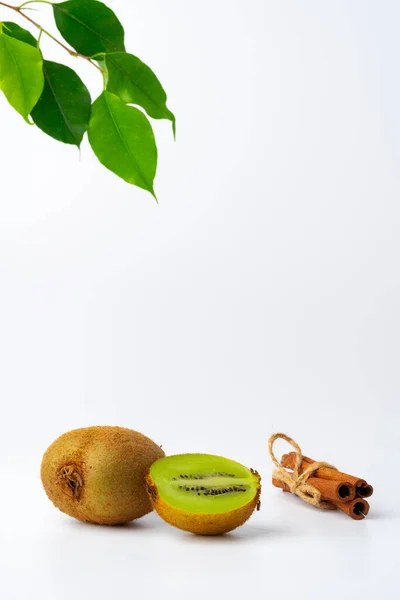 Kiwi Tyčinky Skořice Bílém Pozadí — Stock fotografie