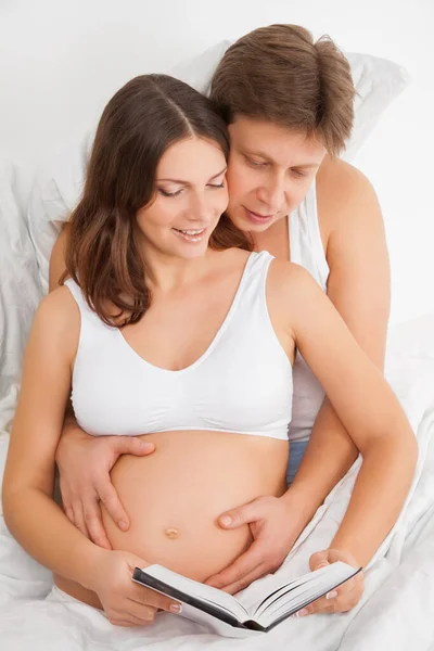 Pregnant Woman Her Husband Reading Book — Stock Photo, Image