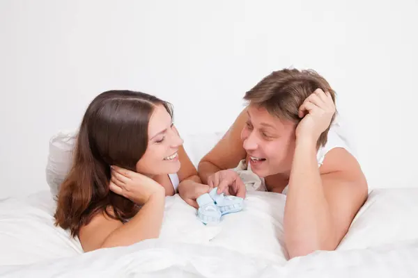 Happy Young Pregnant Woman Husband Bed — Stock Photo, Image