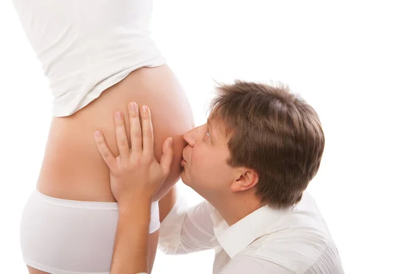 Šťastný Mladý Otec Líbání Břicho Těhotné Ženy — Stock fotografie