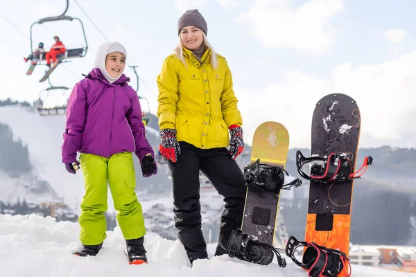 Moeder Dochter Met Snowboards Spelen Sneeuw — Stockfoto