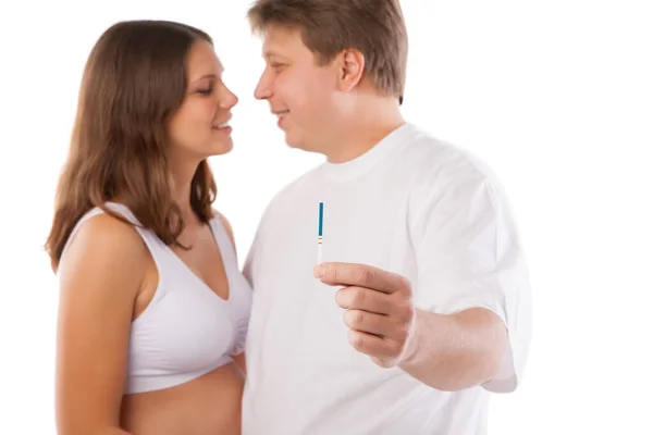 検査で陽性の妊娠を示すカップル — ストック写真