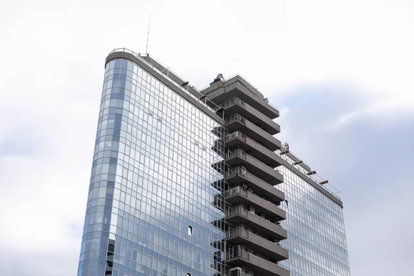 钢蓝玻璃高层摩天大楼的全景和透视 成功的工业建筑的商业概念 — 图库照片
