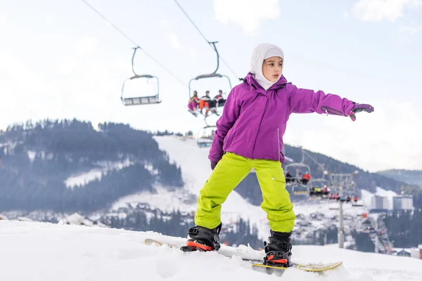 Little Cute Girl Snowboarden Skigebied Zonnige Winterdag Kaukasus Bergen Berg — Stockfoto