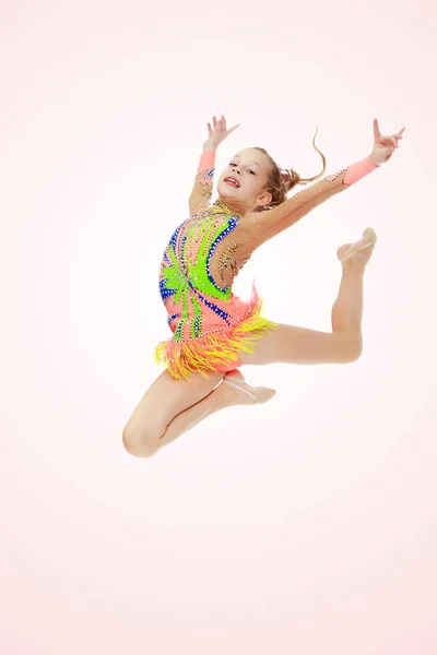 女孩的体操运动员执行跳转 — 图库照片