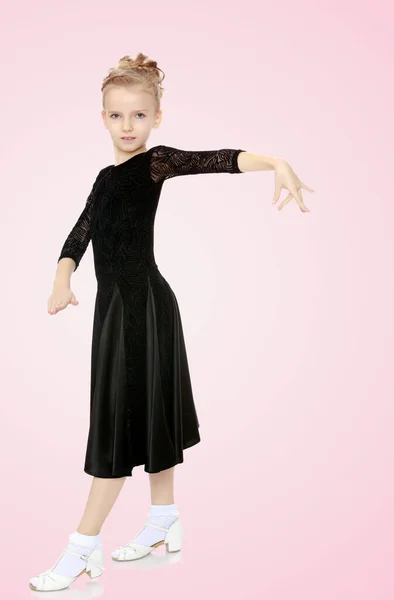 Siyah Elbiseli Güzel Küçük Dansçı — Stok fotoğraf
