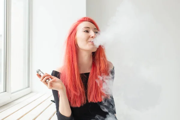 Conceito Juventude Vício Jovem Mulher Ruiva Fumando Vape Perto Janela — Fotografia de Stock
