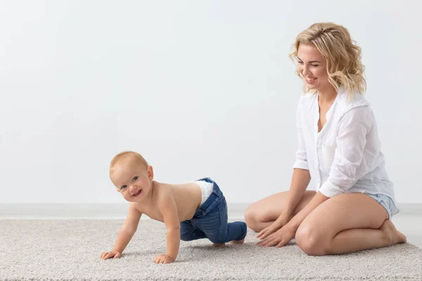 家族と子育ての概念 ベージュのカーペットで彼女の母親と遊ぶかわいい赤ちゃん — ストック写真