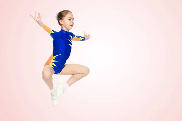 Gymnasten Utför Ett Hopp — Stockfoto