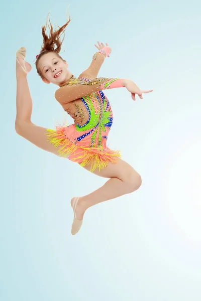 Dziewczynka Gimnastyczka Wykonuje Skok — Zdjęcie stockowe