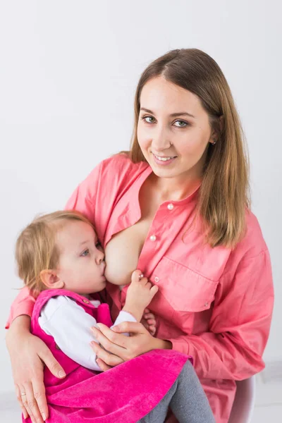 Jonge Mooie Moeder Die Haar Dochtertje Borstvoeding Geeft Moeder Borstvoeding — Stockfoto