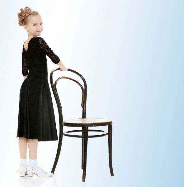 Schlanke Kleine Tänzerin Posiert Der Nähe Des Alten Wiener Stuhls — Stockfoto