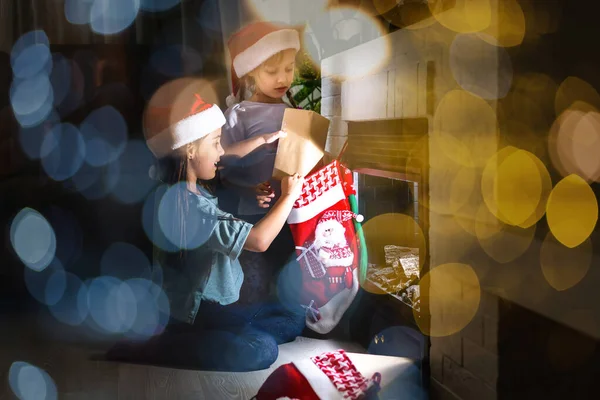 Две Маленькие Сестры Пижаме Веселятся Новогодняя Елка Подарками Рядом Камином — стоковое фото