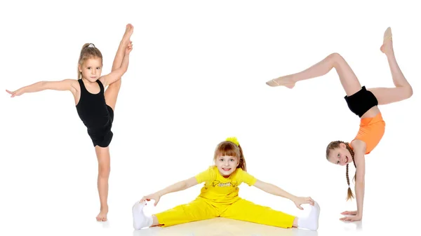 Grupa Dziewcząt Gimnastycy Wykonywać Ćwiczenia — Zdjęcie stockowe