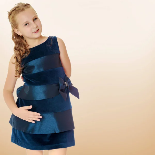 Mavi Bir Elbise Giymiş Güzel Küçük Kız — Stok fotoğraf