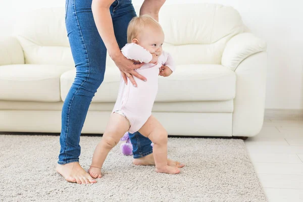 Little Baby Girl First Steps Help Mom — Stock Photo, Image