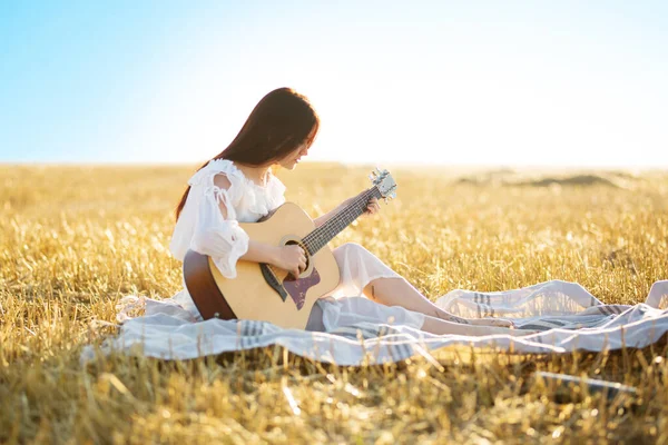 Verano Gran Momento Ensueño Hermosa Chica Tocando Guitarra Campo Trigo —  Fotos de Stock