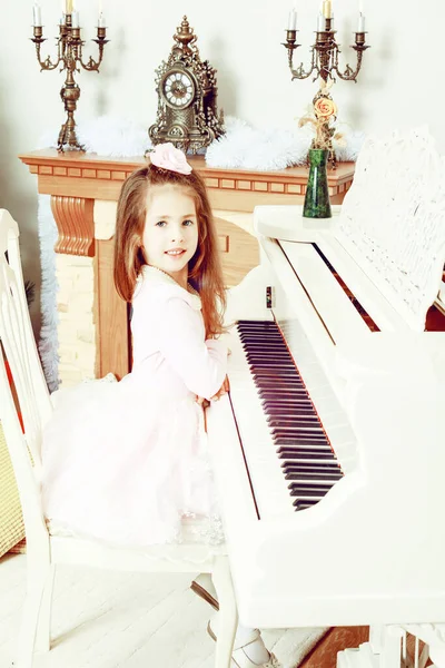 Küçük Kıza Beyaz Kuyruklu Piyano — Stok fotoğraf