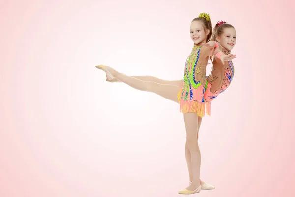 Dwie Dziewczyny Gimnastyczka Siedzi Podziały — Zdjęcie stockowe