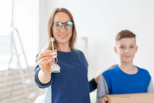 흐릿하게 보이는 엄마와 아들이 집들이 아파트의 열쇠를 있습니다 가족을위한 새로운 — 스톡 사진