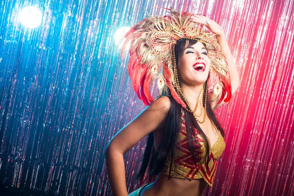 狂欢节 舞蹈和节日概念 一个性感的女性的肖像在五颜六色的华丽的嘉年华羽毛西装 女舞者的夜生活 — 图库照片