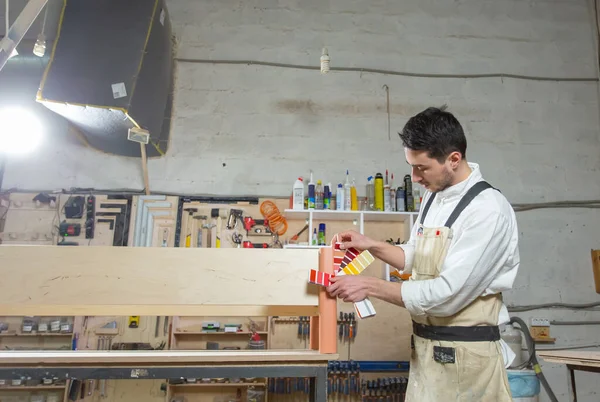 Mobilya Fabrikasında Çalışan Genç Sakallı Adam Mobilya Için Renk Eşleştirme — Stok fotoğraf