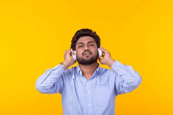 Snygg Avslappnad Indisk Man Med Skägg Lyssnar Favoritmusik Hörlurarna Gul — Stockfoto