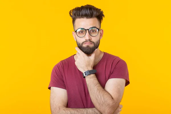 Gözlükyakışıklı Bir Genç Erkek Hipster Portresi Sarı Bir Arka Plan — Stok fotoğraf