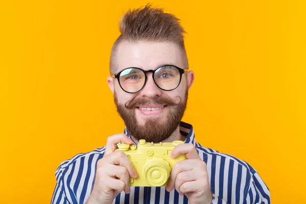 Bıyıklı Sakallı Sevimli Genç Erkek Fotoğrafçı Sarı Bir Arka Plan — Stok fotoğraf