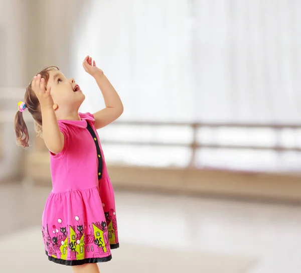Das Mädchen Blickt Auf Und Winkt Mit Den Händen — Stockfoto